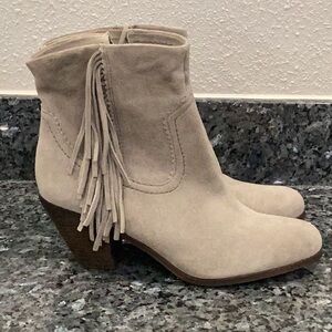 Preowned Women’s Sam Edelman Ankle Boots Light Grey Size 9 (Item#S016)